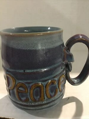 КОФЕЙНАЯ КРУЖКА PEACE. ТИСНЕНАЯ КЕРАМИЧЕСКАЯ КРУЖКА PEACE. 3D кружка в стиле ар-деко. B129 - Изображение 1 из 4