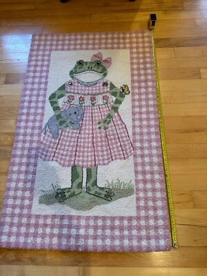 Alfombra rana niña enganchada a mano Kelly Rightsell Foto 1 de 4