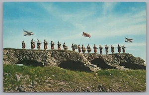 Pipers on Louisbourg's Walls, Louisbourg, Nova Scotia, Vintage Postkarte - Bild 1 von 2