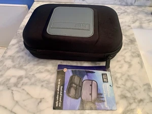 Custodia protettiva da viaggio USA Gear GPS con tasche accessori custodia rigida nuova con etichette - Foto 1 di 17