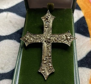 Galería Nacional de Arte - Colgante Cruz Floral Renacimiento Vintage - Imagen 1 de 4