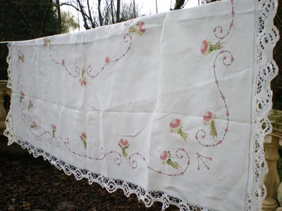 une nappe blanche vintage  brodée et crochetée a la main et machine 185X143cm - Photo 1/4