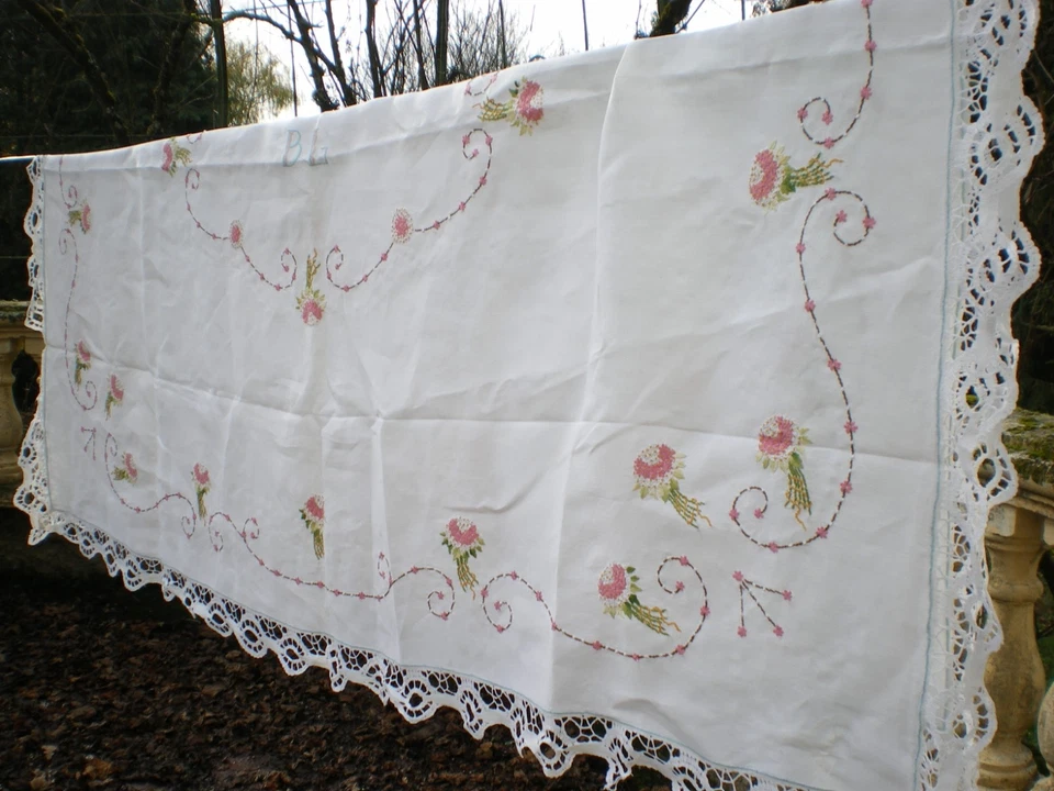 une nappe blanche vintage  brodée et crochetée a la main et machine 185X143cm - Photo 1/4