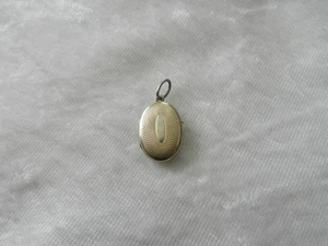 Ancien petit pendentif porte photo en argent massif guilloché / vermeil - Picture 1 of 4