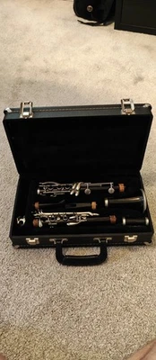Clarinete de estudiante Yamaha con boquillas y estuche rígido usado Foto 1 de 4