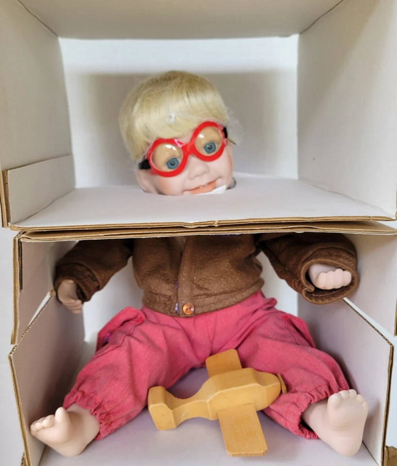 MUÑECA DE PORCELANA PILOTO AVIADOR TOMMY 1991 COMO NUEVA DANBURY ELKE HUTCHENS CERTIFICADO DE AUTENTICIDAD CAJA Foto 1 de 4