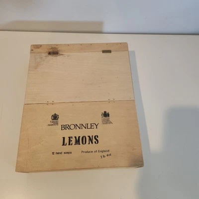 10 jabones de invitados vintage Bronnley English Lemons con caja de exhibición de madera Foto 1 de 4