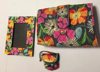 Vera Bradley Jazzy Blooms cambiador almohadilla embrague, cápsula chupete y marco de 4” X 6” Foto 1 de 4