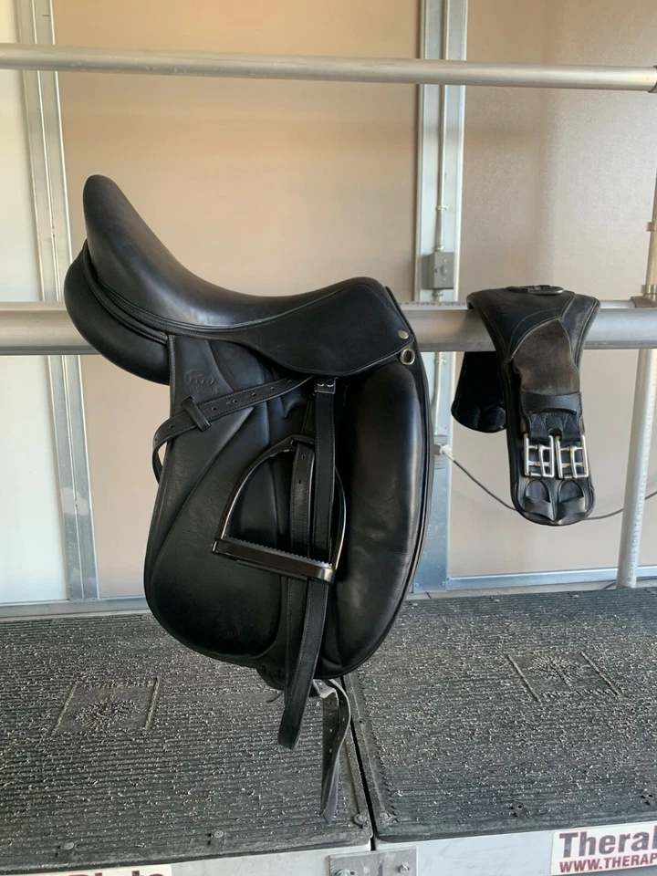 Sillín de doma Devoucoux en hermoso estado Talla: 17,5   Foto 1 de 3