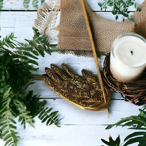 Fair Trade Brass plated Hamsa Hand Incense Holder - Afbeelding 1 van 3