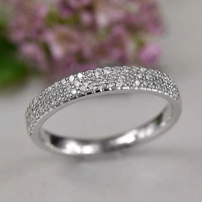 Anillo de eternidad redondo de diamantes simulados de 2 quilates para mujer enchapado en oro blanco de 14 quilates Foto 1 de 4