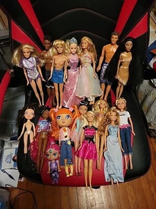 Lote de 16 muñecas algunas barbies para restauración - Imagen 1 de 24
