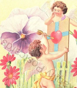 Vintage 1900er Valentin Postkarte Cherub flüstert Amor Herz Stiefmütterchen Gänseblümchen - Bild 1 von 3