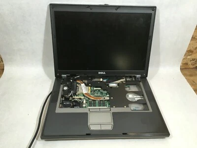Dell Latitude D830 recibe alimentación no se enciende para piezas o reparación - pies Foto 1 de 4