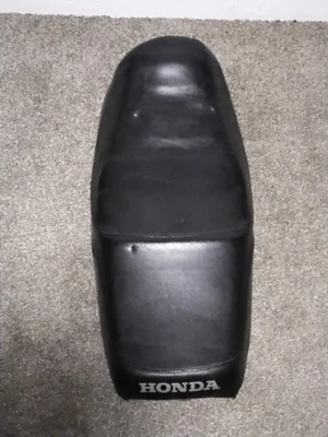 Honda Nighthawk CB550 1983 conjunto de asiento doble negro OEM 77200-ME4-000 82-86 Foto 1 de 4