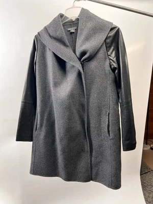 Chaqueta de lana Vince de piel de cordero con mangas de cuero para mujer con cuello chal pequeño gabardina Foto 1 de 4