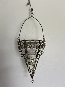 Jarrón colgante victoriano antiguo recipiente raro vidrio tejido base de hierro - Imagen 1 de 3