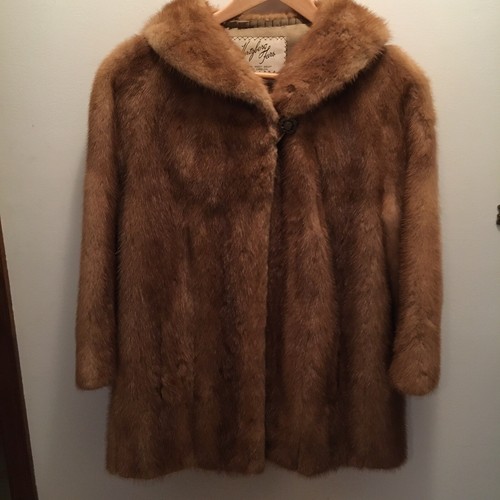 UNDERCOVER Cappotto in pelliccia di visone Hertzberg Furs con collare di pelliccia tasche nascoste e completamente foderato.