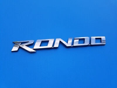 07 08 09 10 KIA RONDO PUERTA TRASERA MALETERO TAPA CROMO EMBLEMA LOGOTIPO INSIGNIA SÍMBOLO A2 Foto 1 de 4