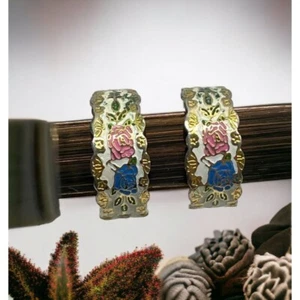 Pendientes de aro florales tono dorado vintage delicado patrón ornamentado 1" de largo - Imagen 1 de 8