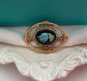 Vintage Gold Tone Filigree Brooch with Blue Rose Center Cabochon - Bild 1 von 9