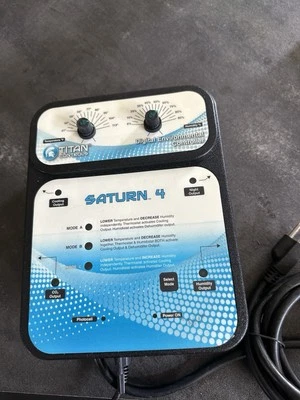 Controlador ambiental digital Titan Controls Saturn 4 con temporizador de CO2 - Usado Foto 1 de 3