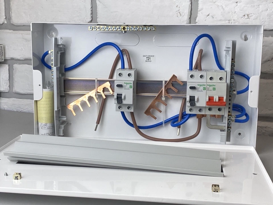 Unidad de consumo Easy9 EZ9R6R6MCUL 6+6 vías 1x 100A Sw principal + 2x 63A RCCB Foto 1 de 4