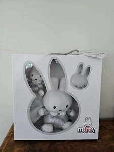 Conjunto de regalo para bebé Miffy edredón nuevo, sonajero, peluche Lovey, regalo de ducha infantil - Imagen 1 de 4