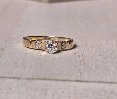 Anillo de compromiso solitario de diamantes canción de amor de oro amarillo de 14 k Kay Jewelers $850 FR Foto 1 de 4