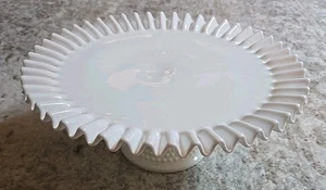Piatto porta torta piedistallo arruffato vintage Fenton vetro bianco latte 12,5" - Foto 1 di 5