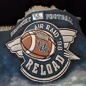 Coperta da lancio 48 x 72 University of Kentucky Football Air Raid 1998 - Foto 1 di 9
