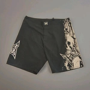 Pantalones Cortos Tapout MMA Entrenamiento Negros Calaveras Hechizo TapOut Boardshorts Talla 40 Usados - Imagen 1 de 4