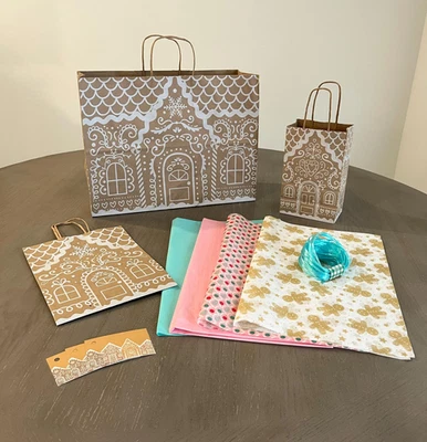 Paquete de bolsa de regalo GINGERBREAD COTTAGE con papel de seda, etiquetas de regalo, cinta de rafia Foto 1 de 4