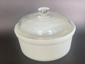 Anchor Hocking Oven Proof Casserole Dish 1.5 Qt. 1437 Milk Glass w/ Clear Lid - Bild 1 von 4