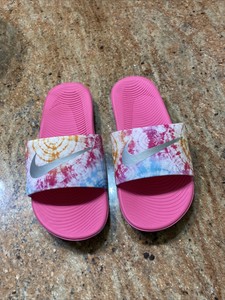 pink nike flip flops