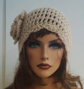 HELLBRAUN BEIGE BUFF BLUME BEANIE KAPPE MÜTZE HANDGEHÄKELT BASKENMÜTZE SKULL CAP CLOCHE TAM - Bild 1 von 6