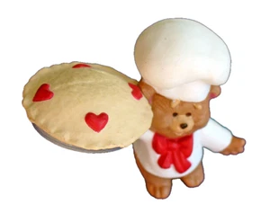 Hallmark MERRY MINIATURES Valentines Vintage BAKER BEAR Pie 1989 Figurine - Picture 1 of 3
