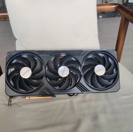 Gigabyte RTX 4090 – untested – parts may be missing - The price is negotiable - Bild 1 von 4