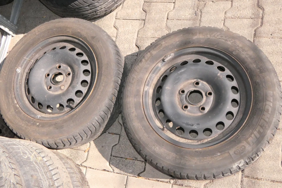 VW Golf 5 Caddy 195/65 R15 91T Winterreifen M+S Felgen 6jx15H2 ET47  ca. 3-4 mm - Bild 1 von 2