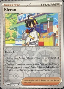 Kieran 154/167 Sv06: Maschera del Crepuscolo Reverse Holo - Carta Pokémon - Foto 1 di 2