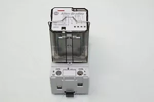 Inbus-Bradley 700-HB33Z24-4 Vierkant-Basisrelais mit Inbus Bradley 700-HN153 Sockel - Bild 1 von 1