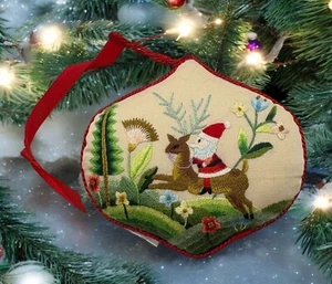 Hallmark Keepsake Santa & Reindeer Embroidered Christmas Ornament 1984 - Imagen 1 de 6