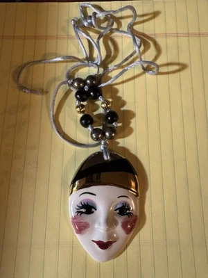 Cara de cerámica firmada por New Orleans Mardi Gras KT - Karen Thomas 1 7/8” X 2 3/4 Foto 1 de 3