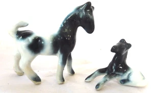 KLIMA MINIATURE EN PORCELAINE CHEVAUX CHEVAL ET SON POULAIN NOIR ET BLANC HORSE - Picture 1 of 5