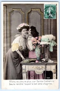 DE 1910 RPPC COLOREADO A MANO 2 MUJERES SOMBRERO ELEGANTE EN TOCADOR NO LLORES POSTAL FRANCESA - Imagen 1 de 2