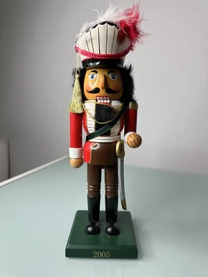 SOLDADO CASCANUECES de madera rojo y marrón con espada 14” de alto edición limitada (a2-7) Foto 1 de 4