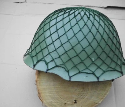 sehr alter  Stahlhelm  mit  Tarnnetz WW 2 ?. änh NVA Helm  aber kleiner Steiler - Bild 1 von 4