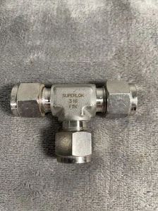 3/8 x 3/8 x 3/8 Tube OD 316SS Union Tee Fitting Superlok SS-CH-D6D6-1 - Picture 1 of 5
