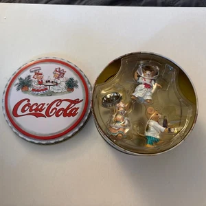 Nuevo Coca Cola Coca-Cola Navidad Noel Redondo Lata Coleccionable 3 Ratones Adornos MM6 - Imagen 1 de 4