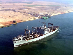 USS Suribachi Tránsito del Canal de Suez Foto Fotografía Póster Impresión Artística - Imagen 1 de 2